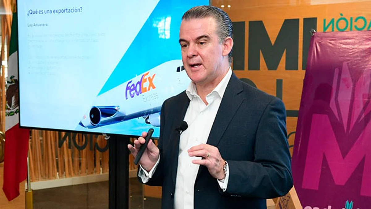 Porfirio Ruíz Esparza, gerente regional de ventas de la empresa FedEx, ofreció la charla en el marco de la estrategia acadeMich