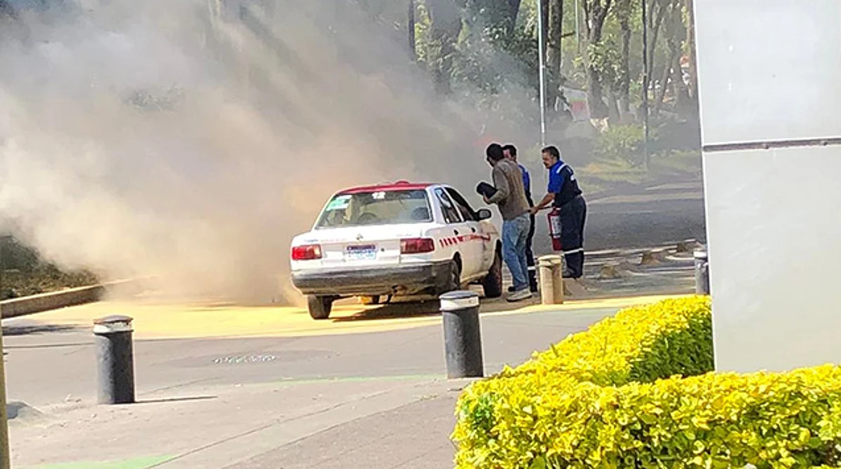 Morelianos ayudan a conductor y a abuelita a salir de taxi en llamas