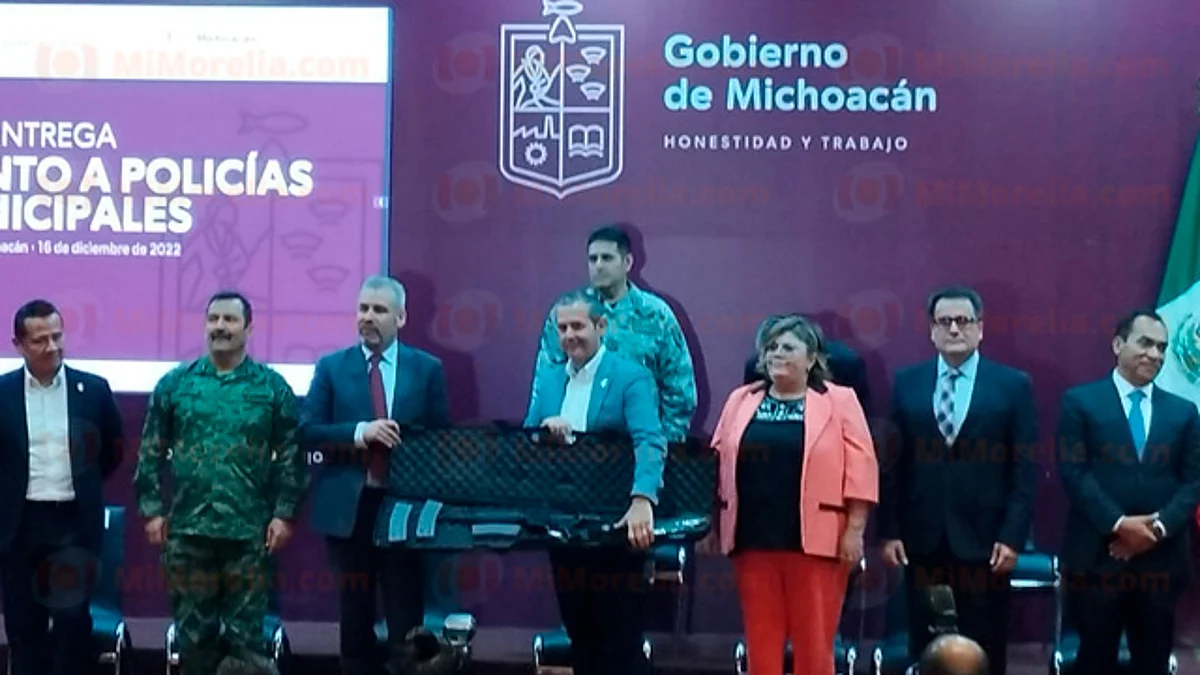 Entrega gobernador armamento a Policía Morelia