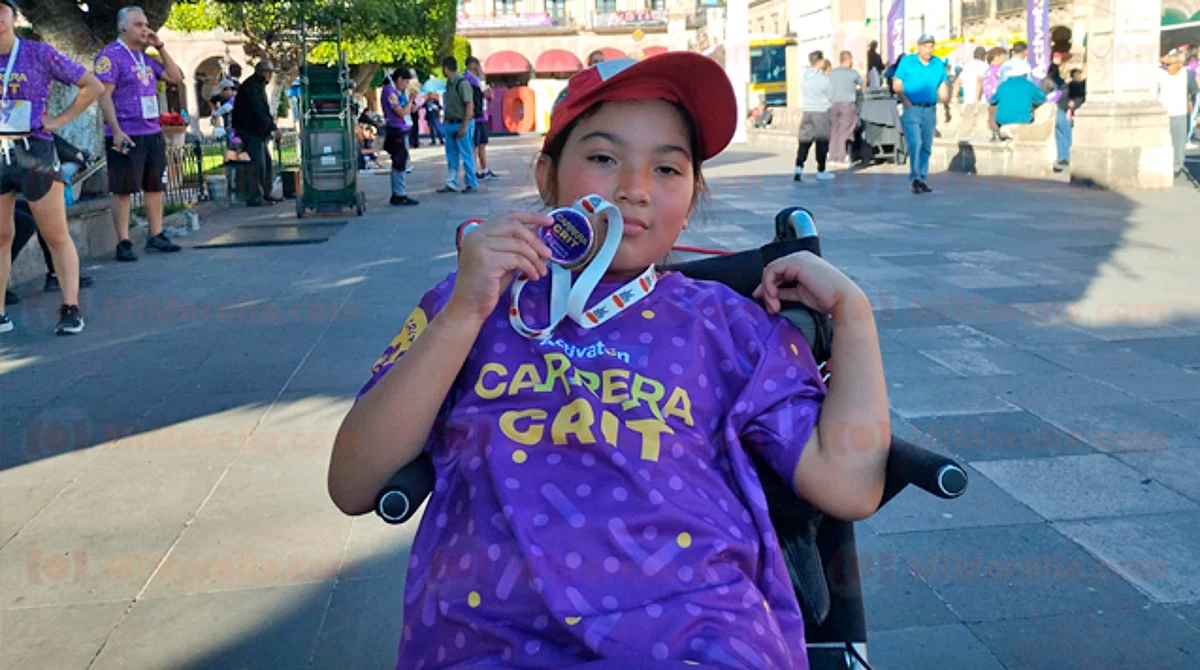 A sus ocho años, Sofi ya es una campeona corredora que ayuda a más niños