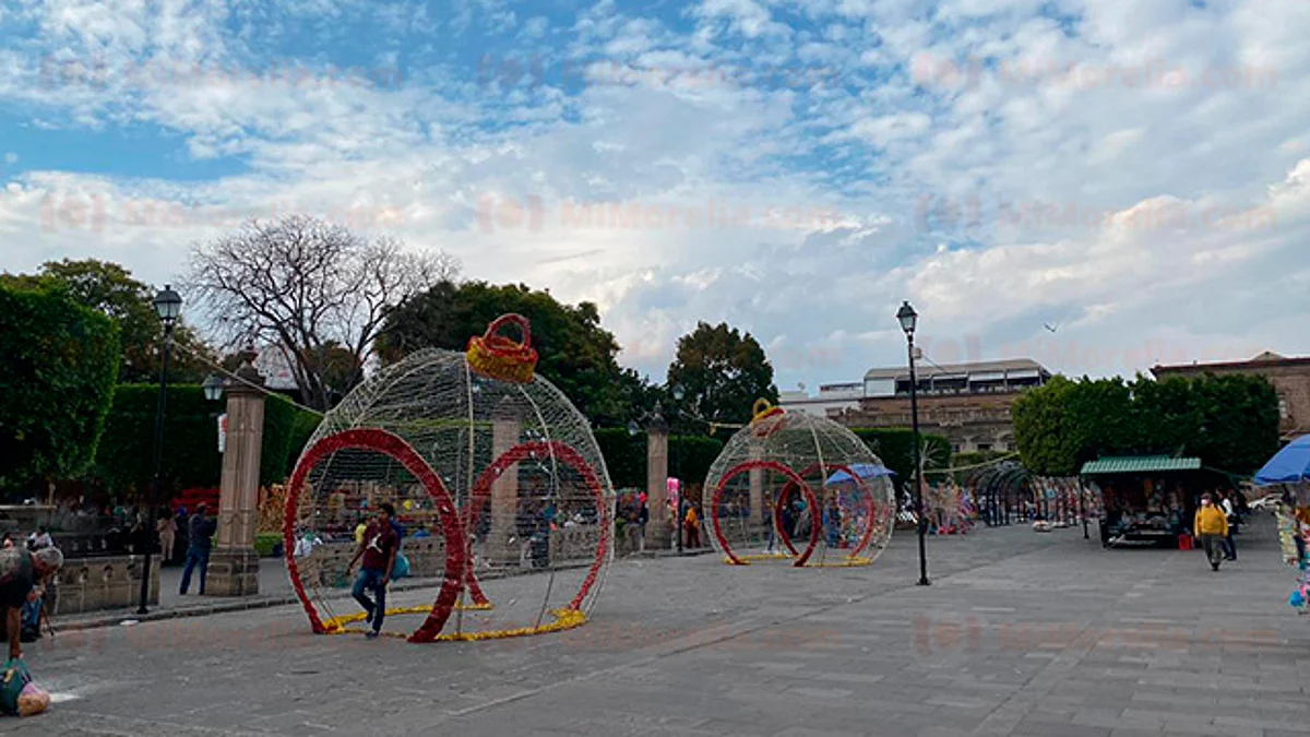 Morelia: hacen últimas compras en el Centro Histórico a horas de Nochebuena