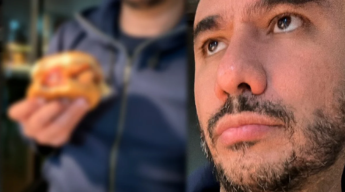 Alex Montiel exhibe a KFC porque le dieron pollo crudo