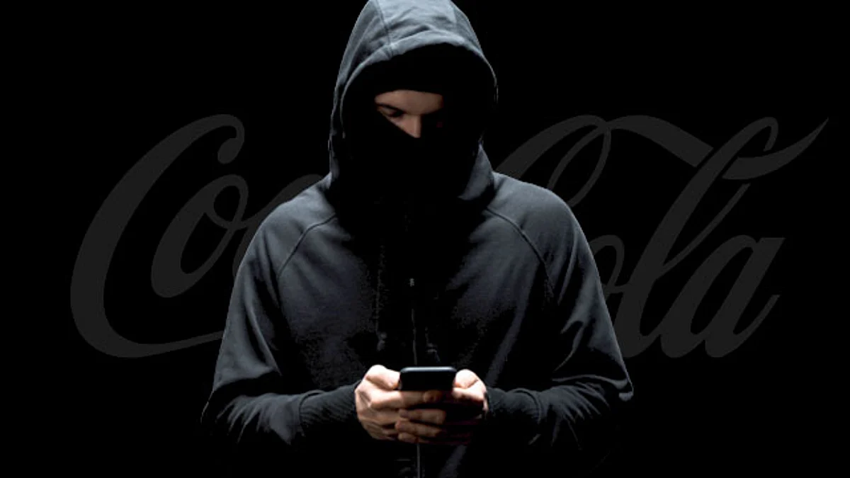 Por medio un mensaje acompañado de un link malicioso; al darle clic, el virus ingresa al dispositivo comprometido y obtiene las listas de contactos para seguir propagándose