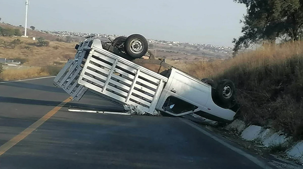 Sin lesionados, tras volcadura de camioneta en la carretera Morelia-Maravatío