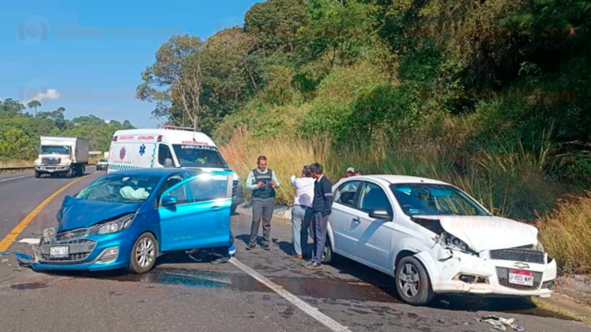Choque de frente entre dos autos en la Siglo XXI, deja a una mujer herida