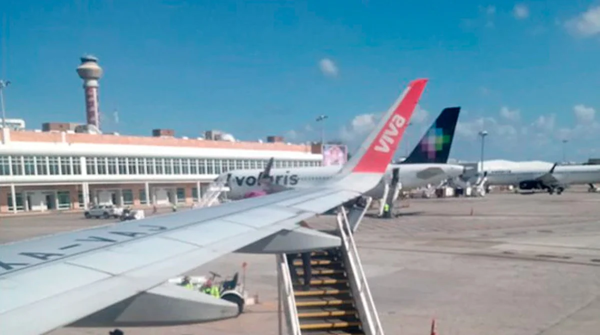 Vuelo de Viva Aerobus se retrasa 4 horas; una escalera le pegó a un ala