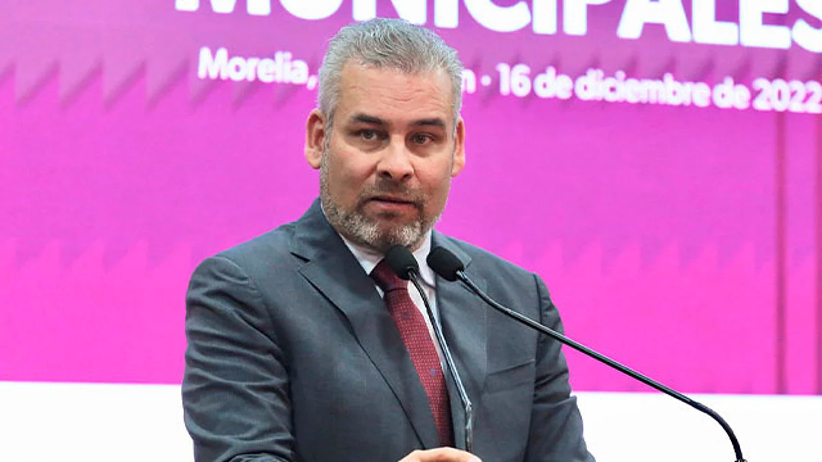 Apoyaremos a municipios para que logren el estado de fuerza policiaca que requieren: Bedolla
