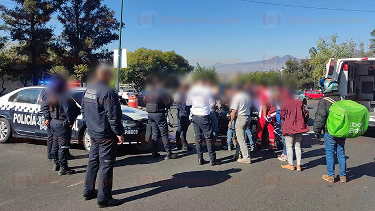 Chocan 2 motos en Morelia; conductor termina con pieza incrustada en un pie