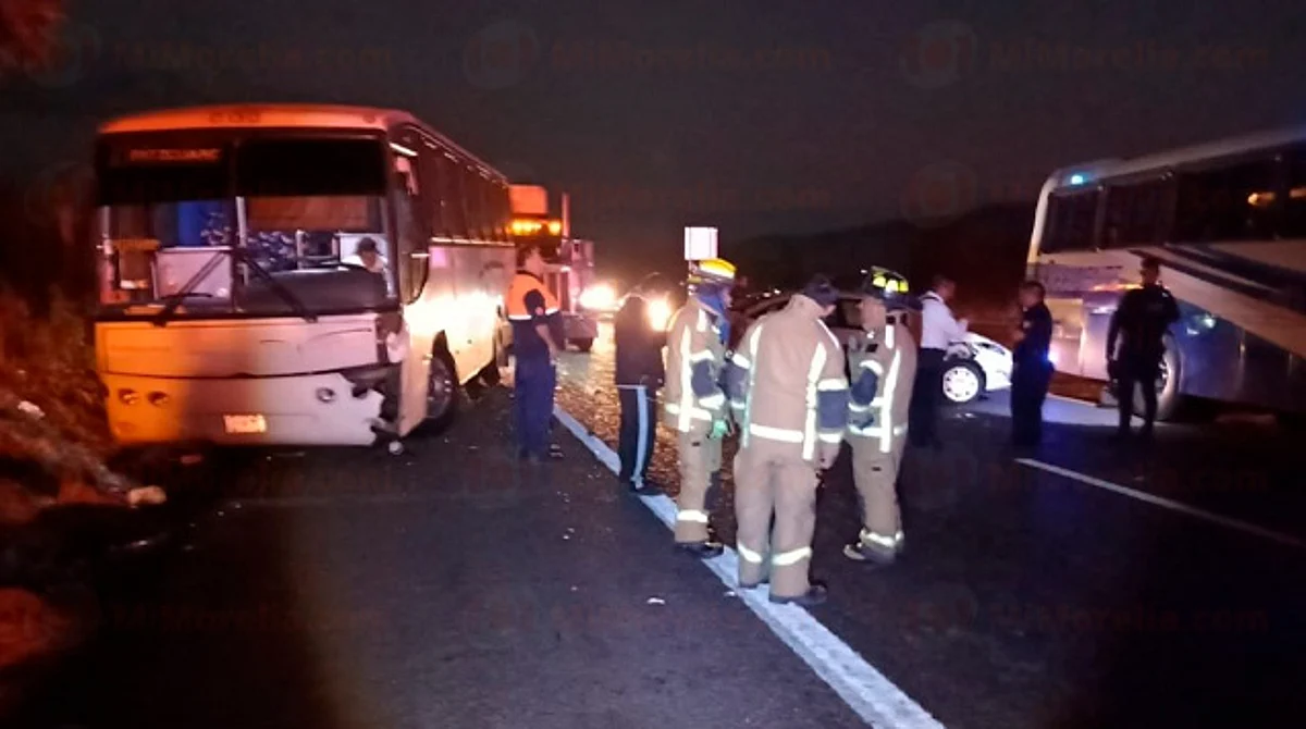 Se registra choque entre autobús y auto particular en la Morelia-Pátzcuaro