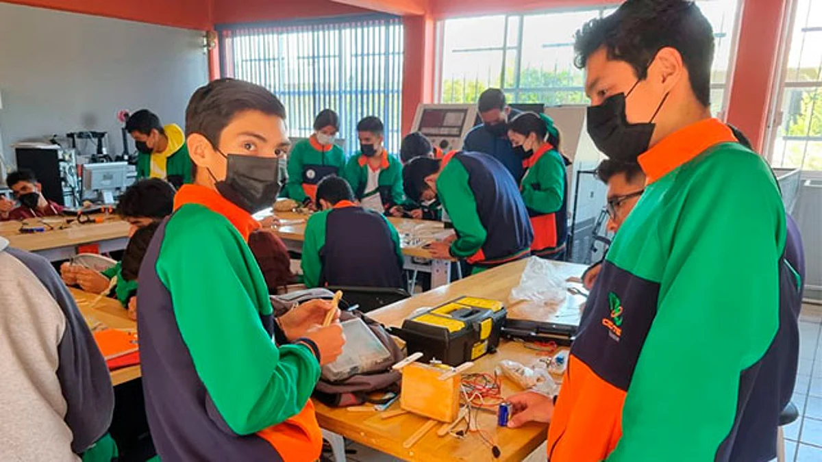 El diploma de reconocimiento fue para los alumnos del plantel Capula, con el proyecto "Página Web, tienda en línea y blogs sobre Capula Michoacán"
