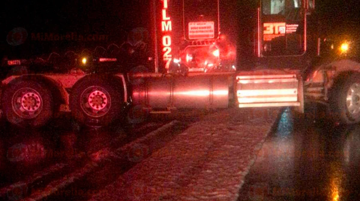 Granizo en carretera provoca accidente de auto y tráiler en la Pátzcuaro-Cuitzeo