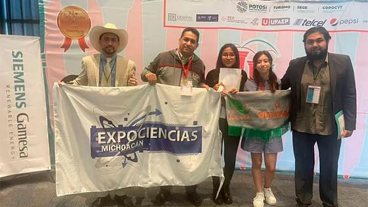 Las alumnas Itzel García y Melani Sánchez presentaron el proyecto "Yogurt Zelani"