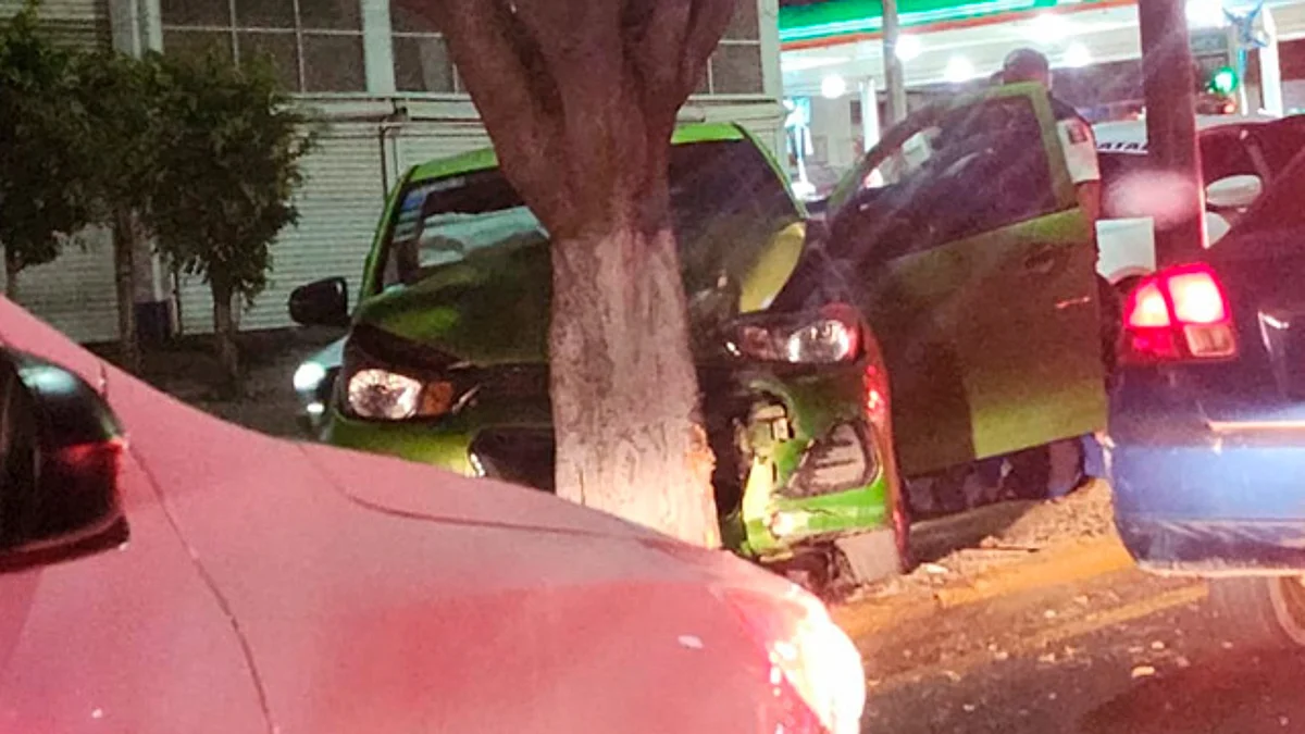 Auto se impacta contra árbol en el Libramiento Poniente