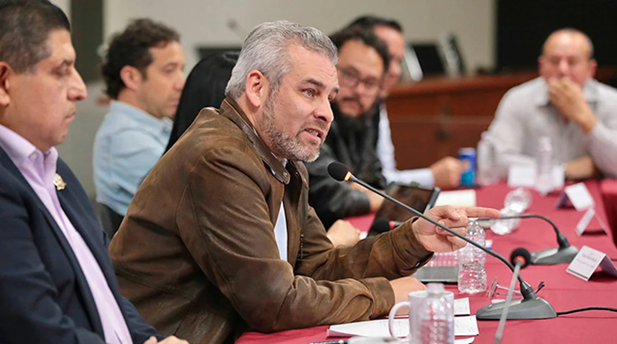 Presenta Bedolla proyecto de cablebús a transportistas de Uruapan