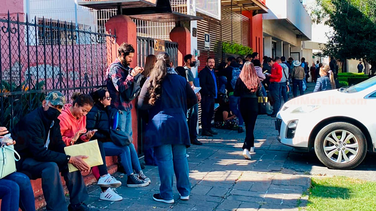 Morelianos hacen largas filas en el último día de canje de placas
