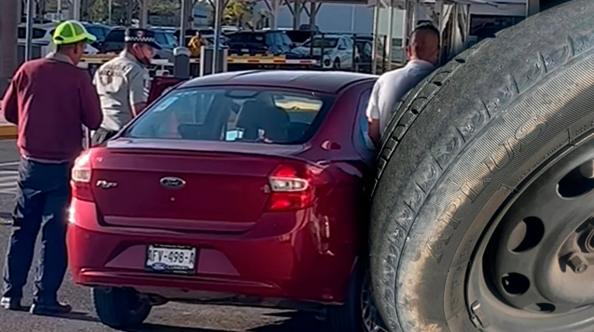 Rentan coche en aeropuerto vecino de Michoacán; traía llantas lisas y no prendía