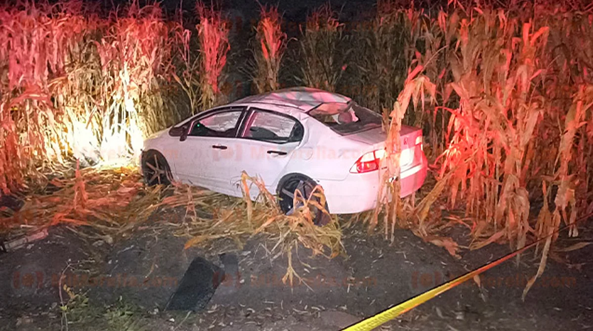 Joven de 22 años muere al volcar su auto cuando iba a una fiesta, en Michoacán