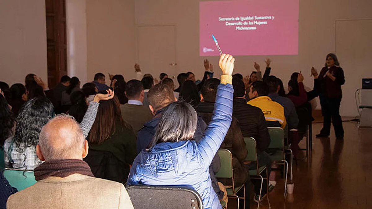 Capacita Seimujer en atención de primer contacto a personal de Contraloría