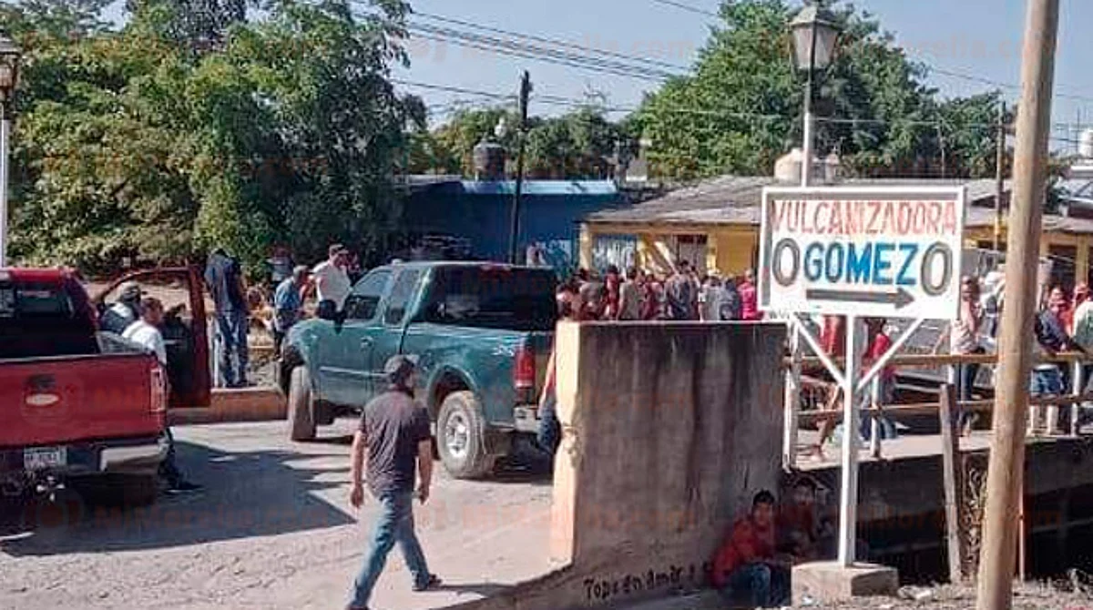 Vandalizan casa de Hipólito Mora, queman camión y una patrulla