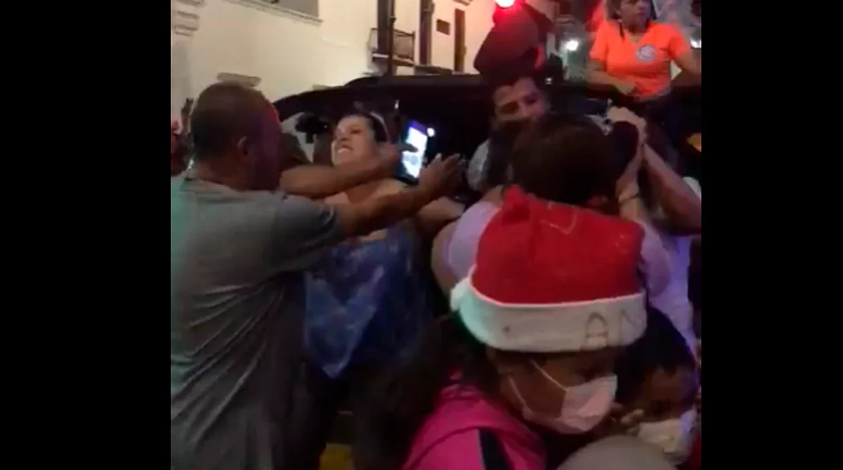 Desfile de paz y amor por Navidad acaba en pleito callejero, en Veracruz