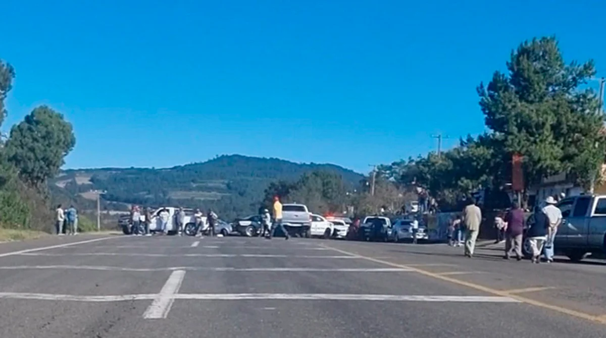 Bloquean tramo carretero Pátzcuaro-Opopeo por desaparición de una persona