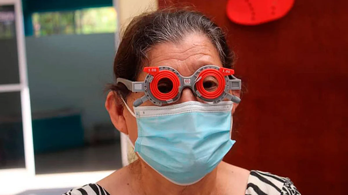 En Lázaro Cárdenas, benefician a 135 adultos mayores con entrega de lentes
