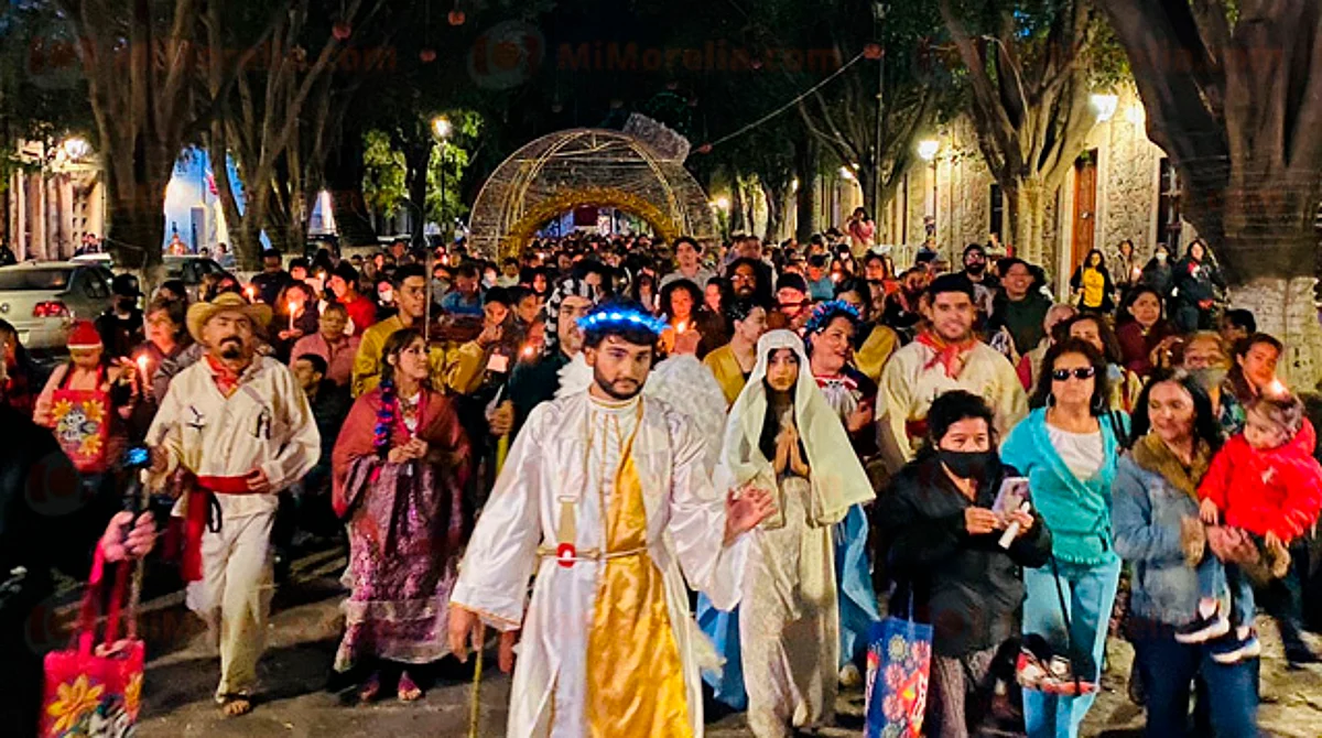 Entre cantos y velas, morelianos piden posada en el Centro Histórico