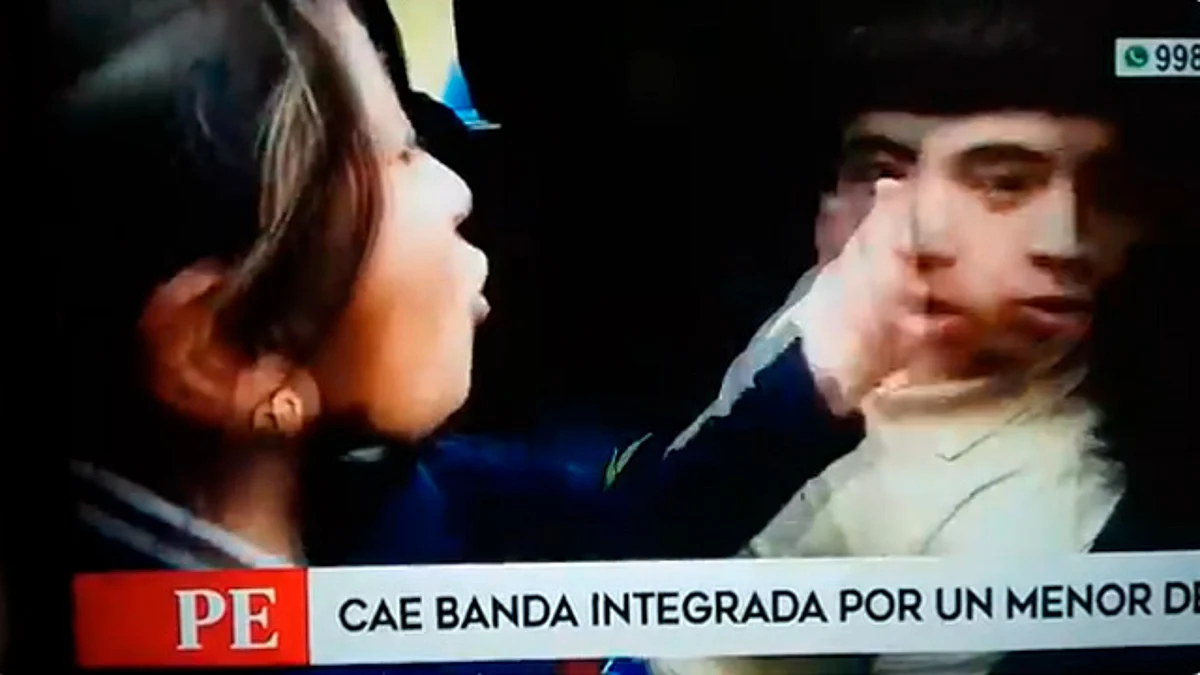 Mamá cachetea a hijo ladrón tras ser detenido