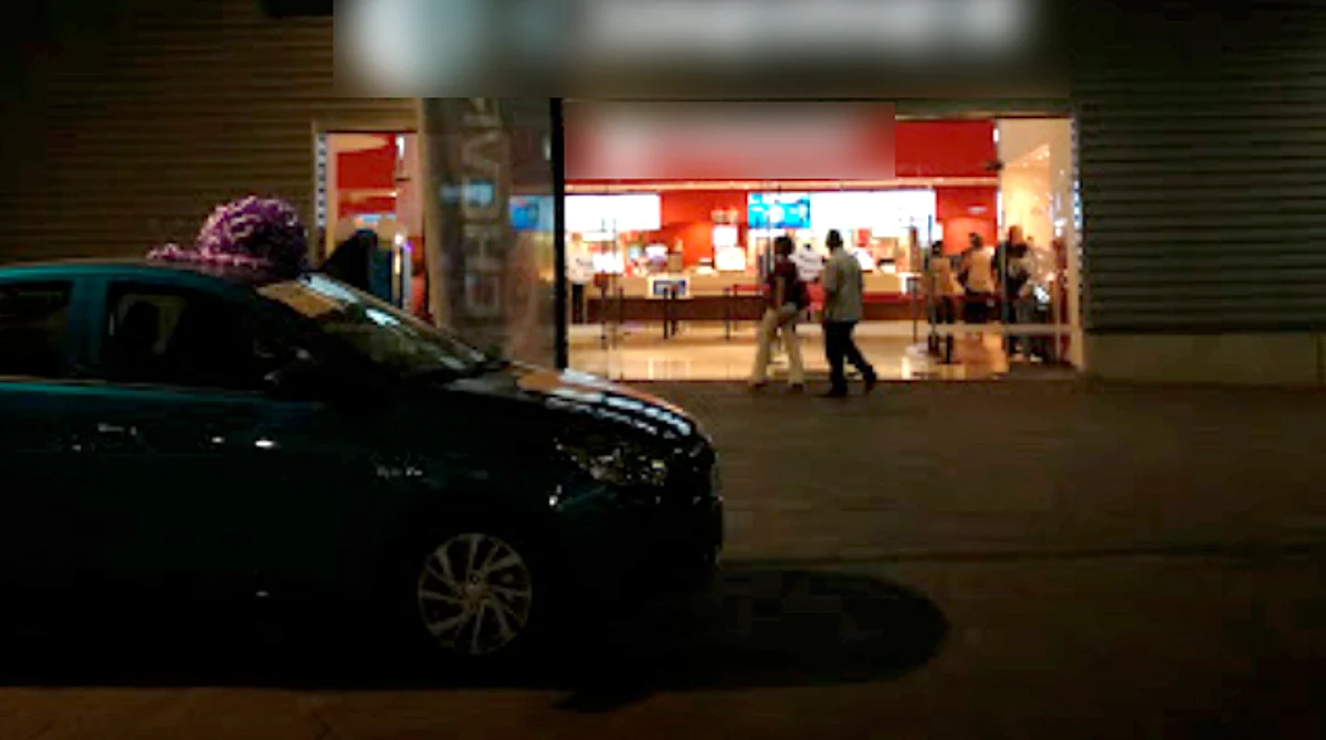 Les vacían coches en ida al cine en Morelia; “nos robaron hasta un rollo de papel"