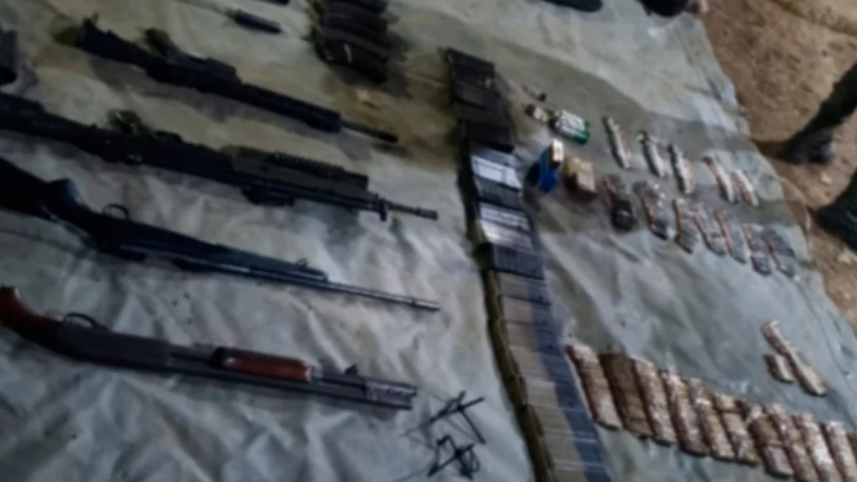 Michoacán: localiza GN fusiles, cargadores, cartuchos útiles y droga en vehículos abandonados