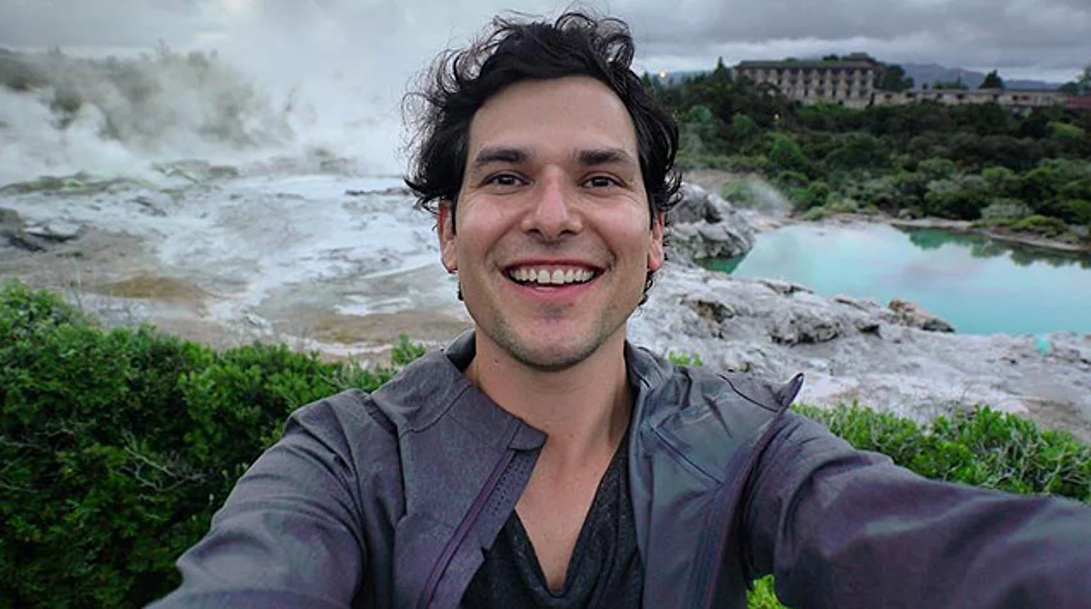 Alan Estrada es actor y tiene el canal de contenido viajero más importante de México, "Alan x el mundo"