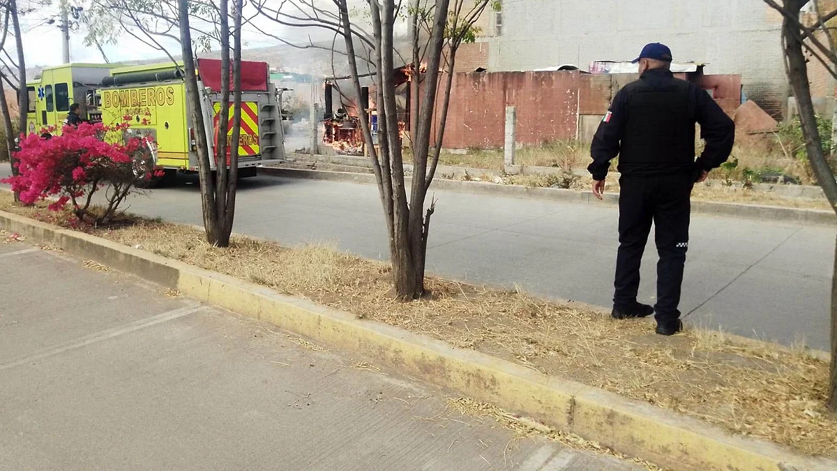 Morelia: se quema casa de madera en Ciudad Jardín