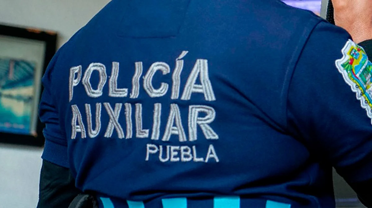 Captan a policía municipal "echando novio" en moto y se vuelve viral