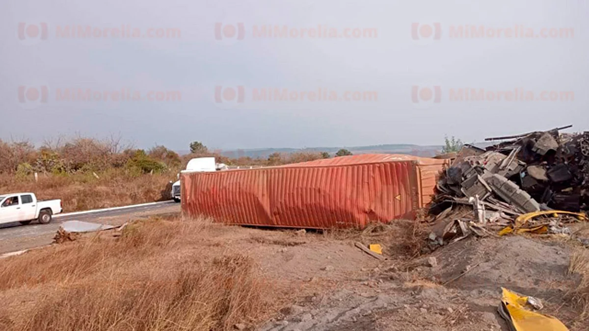 Trailero muere al accidentarse en la carretera Pátzcuaro–Cuitzeo