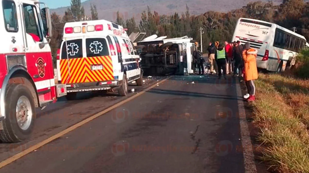 Vuelca camión tras chocar contra autobús en Tangancícuaro; hay 2 heridos