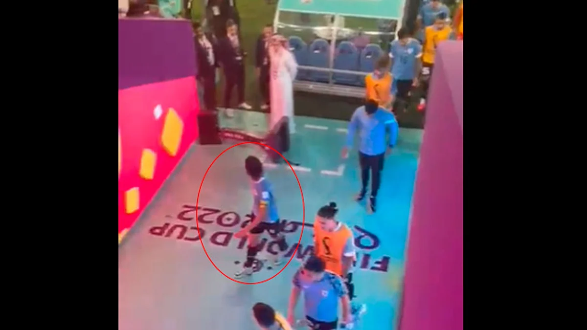 Edinson Cavani se desquita con máquina del VAR tras quedar eliminados