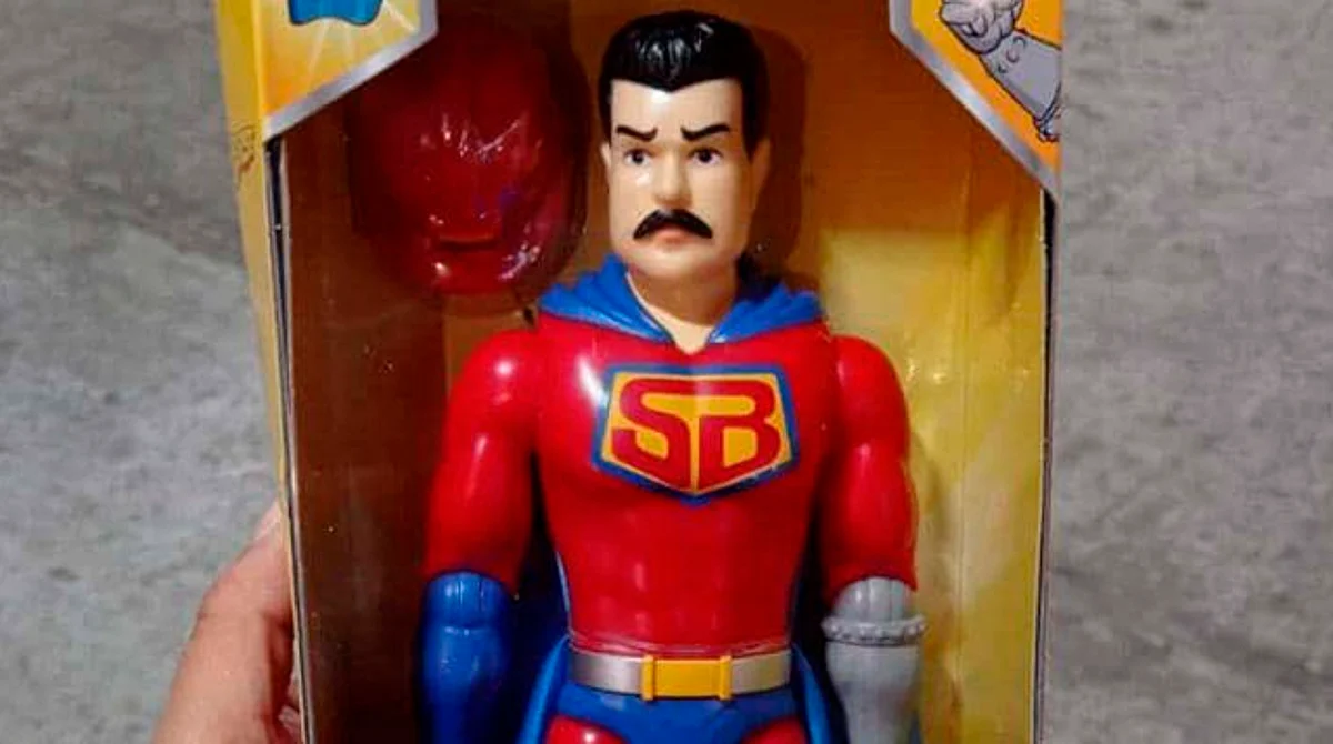 Nicolás Maduro regala a niños muñeco de él mismo en Venezuela