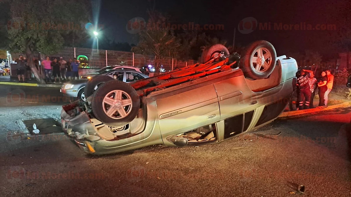 Michoacán: vuelca en su camioneta y sale ileso
