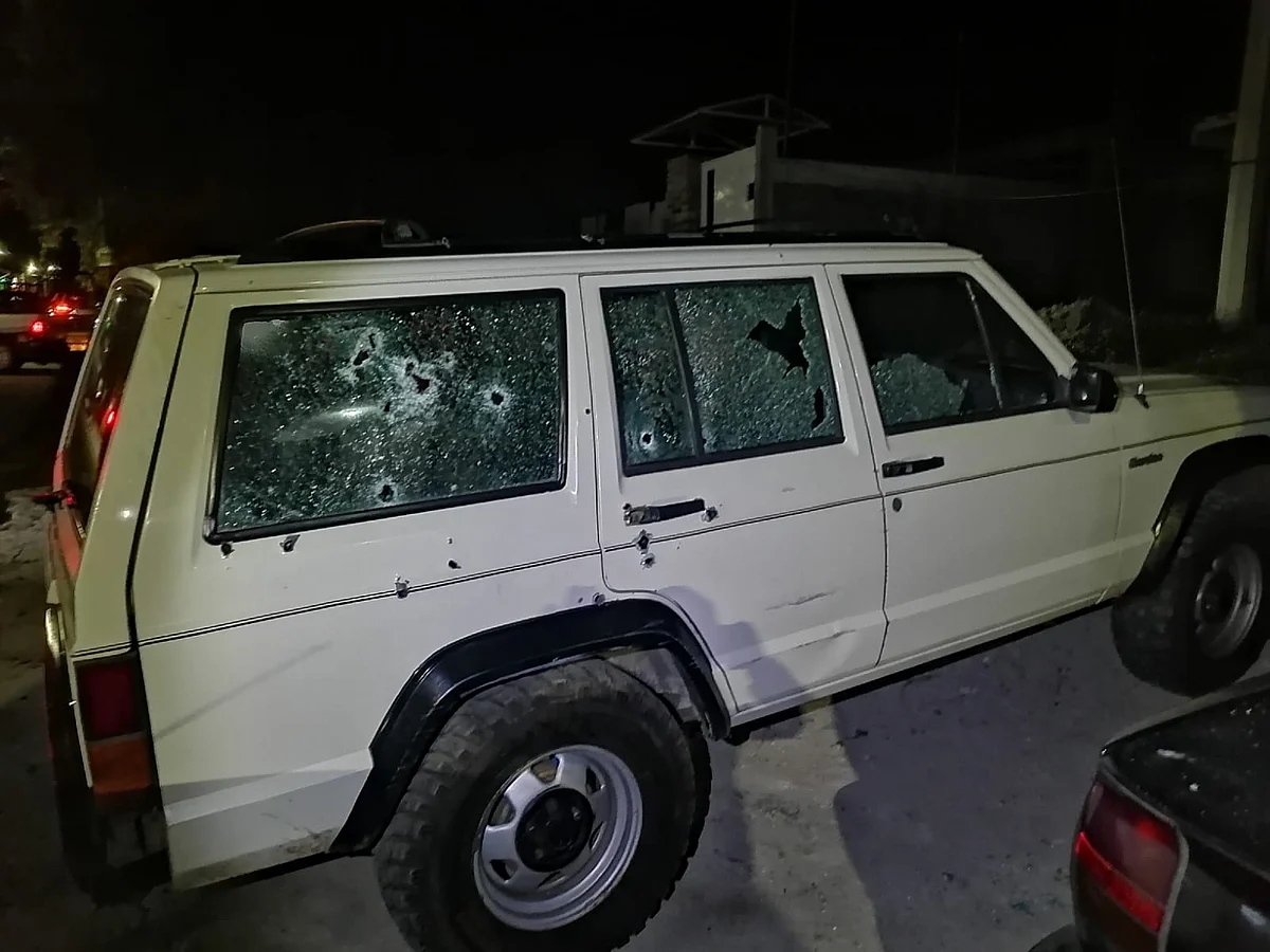 Aseguran vehículos y armas largas en balacera en Senguio; hay un civil muerto