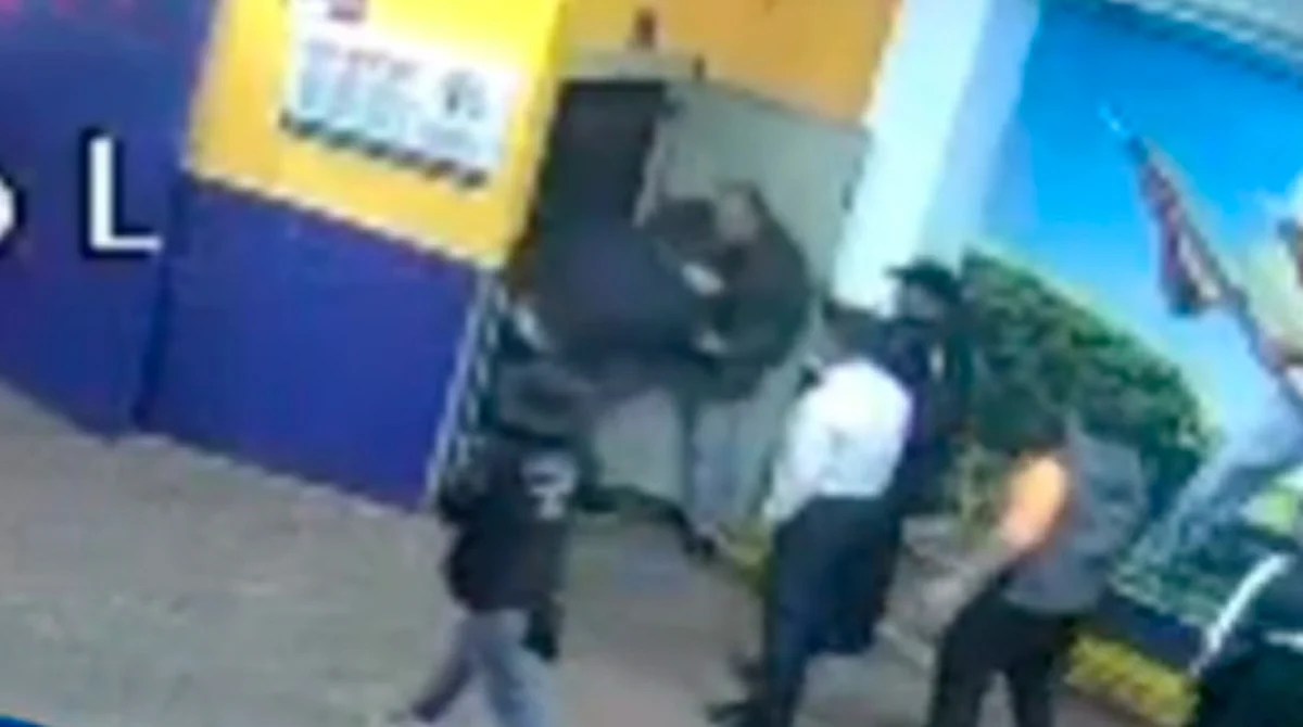 Por la propina, muerte de cliente por meseros en bar; así sacaron el cuerpo a la calle