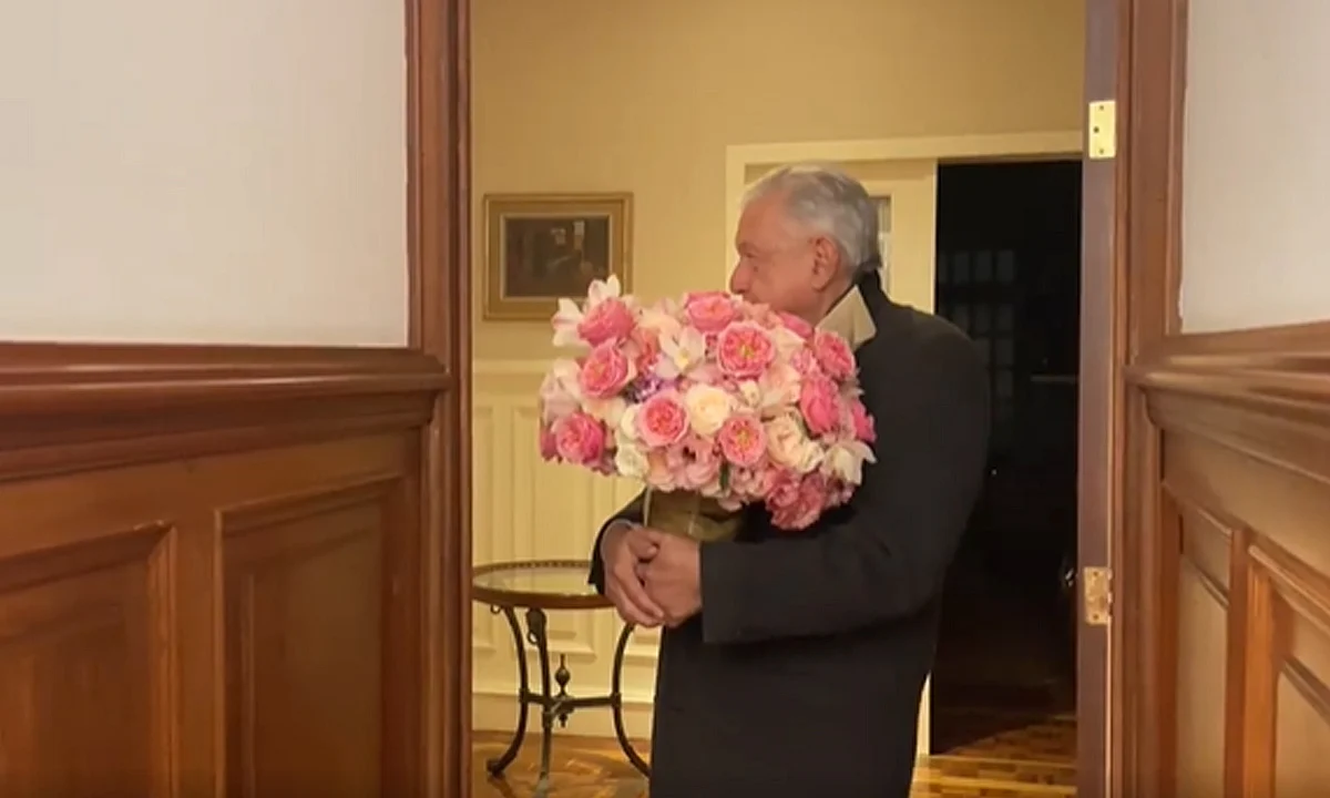 AMLO da sorpresa de cumpleaños a su esposa Beatriz; así reaccionó ella