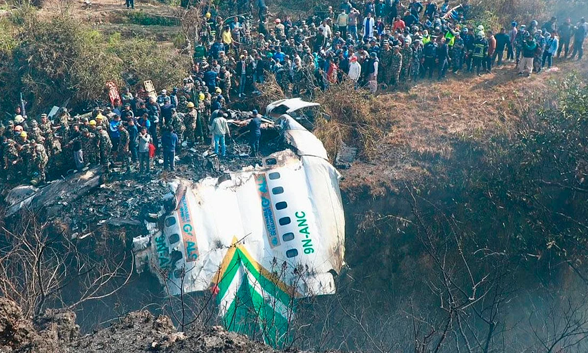 Avión se estrella con 72 pasajeros en Nepal; hay al menos 68 muertos