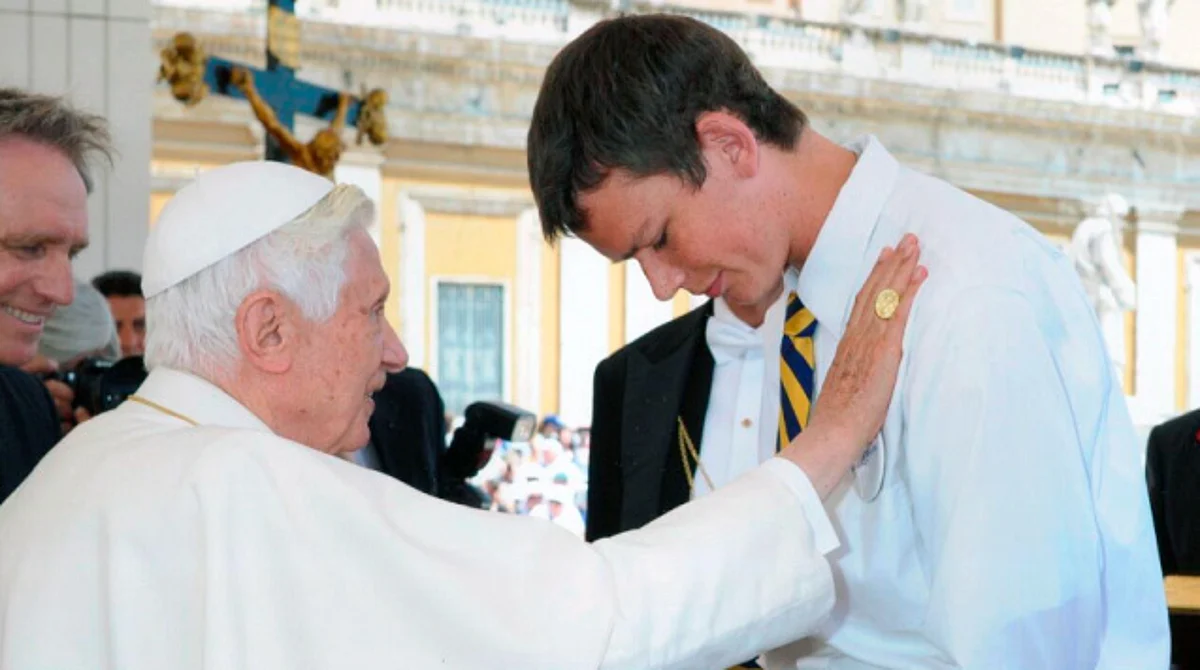 Atribuyen milagro a Benedicto XVI; joven se cura de cáncer tras su bendición