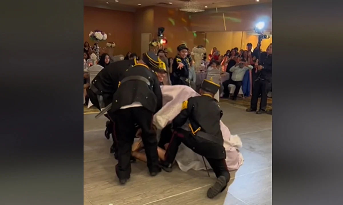 Quinceañera cae por mal cargada; lo intentan de nuevo y vuelve a caer