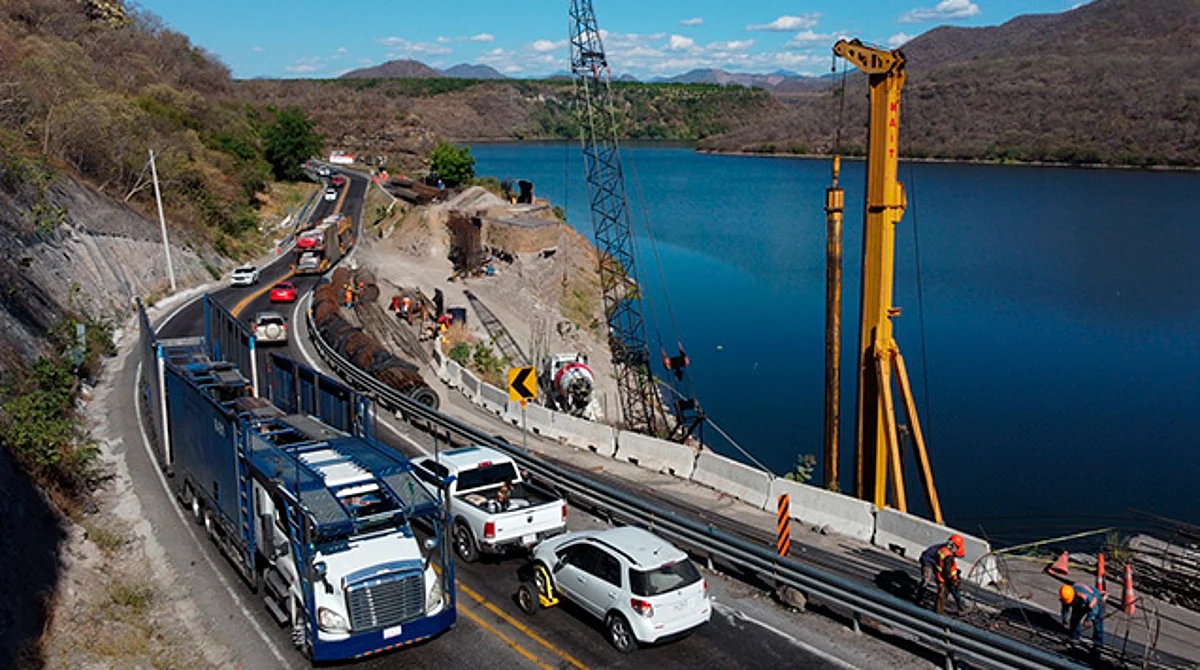 Supervisa Bedolla obra de rehabilitación en la autopista Siglo XXI