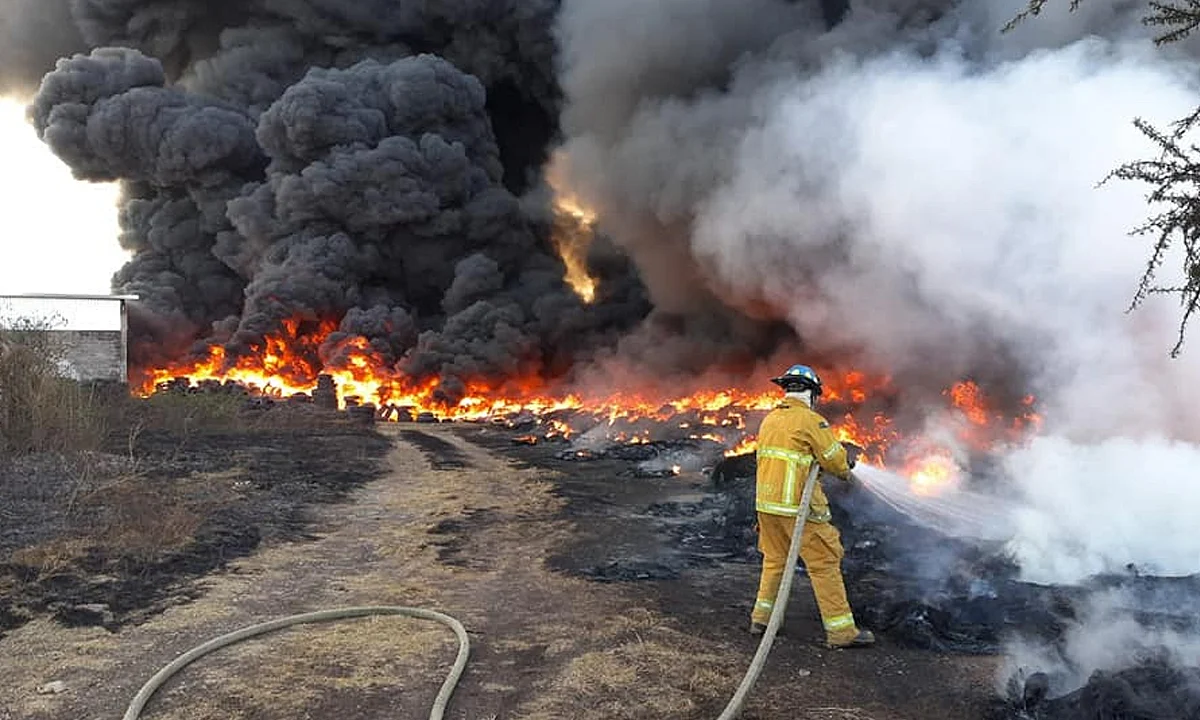 Reconocen bomberos apoyo histórico de Bedolla; se destinarán 130 mdp