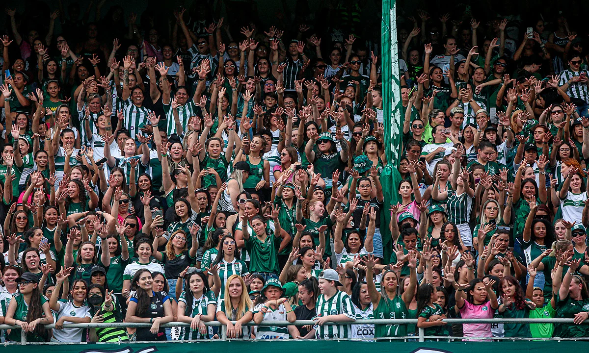 Mujeres y niños alentaron a equipo en Brasil; por sanción, hombres no entraron