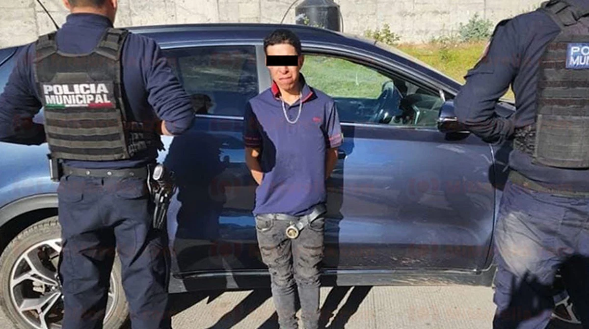 Michoacán: joven huye de la policía, choca, aborda camioneta robada y al final es detenido