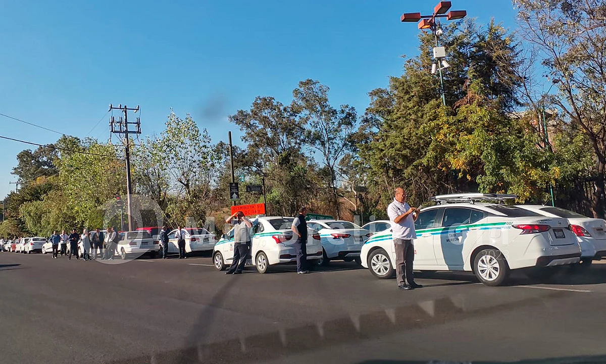 Taxistas bloquean libramiento en Morelia en rechazo a Uber