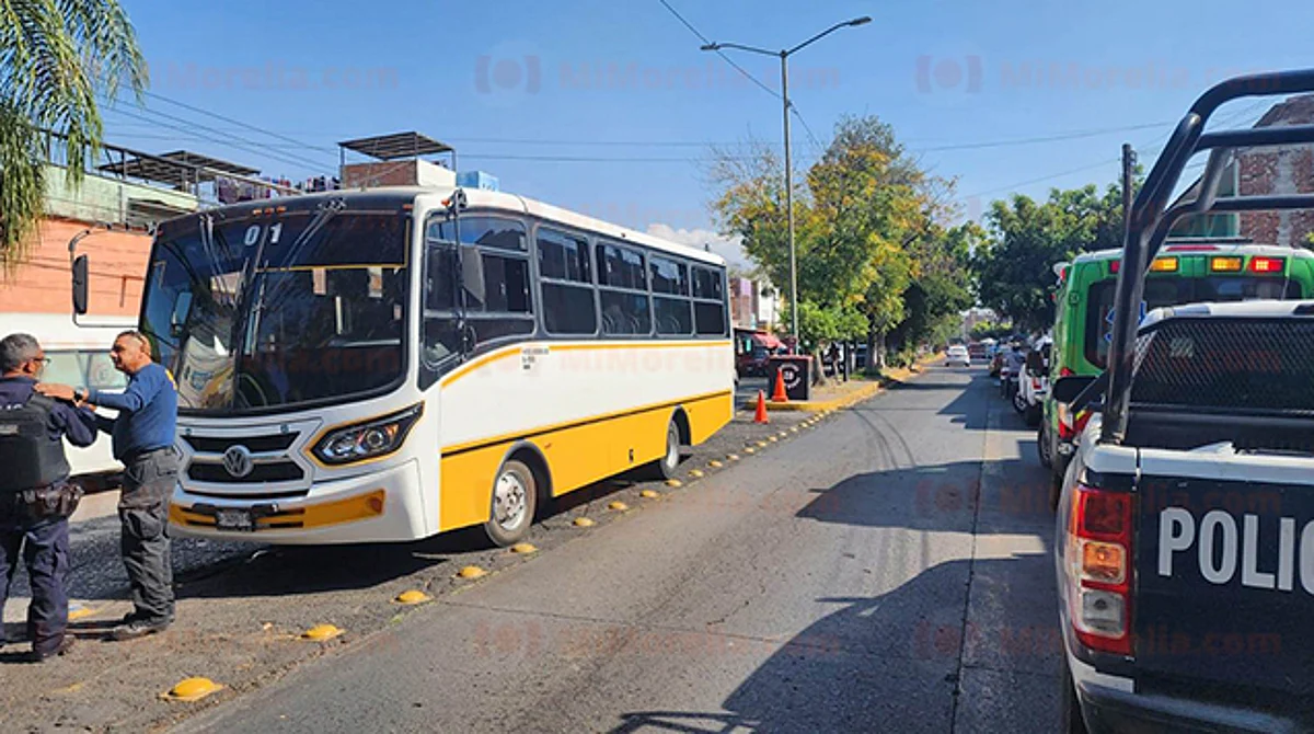 Abuelito sufre infarto y muere a bordo de un camión en Michoacán